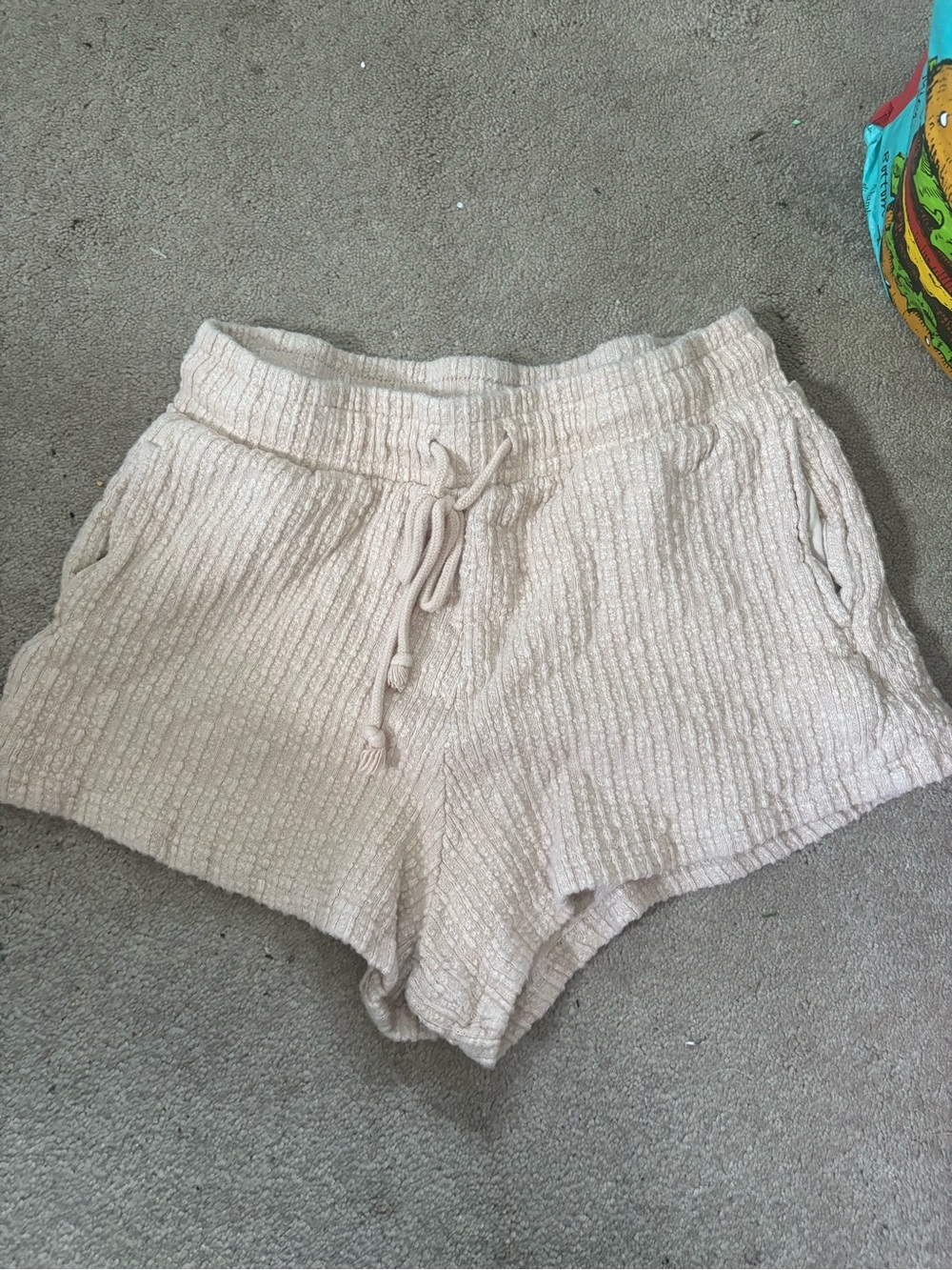 La Hearts Cream Textured Pull-On Athletic Shorts